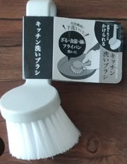 Kitchen brush that can be hung on the drain basket
