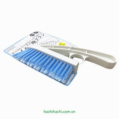 Tile grout brush that can be held ﬁrmly
